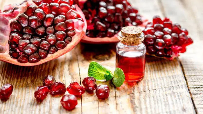 نحوه مصرف روغن هسته انار برای پوست و مو